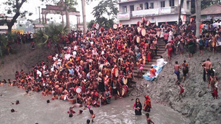 গোপালগঞ্জ কাশিয়ানীর ওড়াকান্দিতে মহাবারুণীর মিলন মেলায় লাখ লাখ মানুষের ঢল